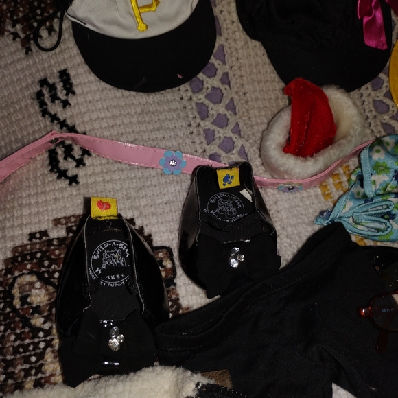 Lot of wyze and build a bear clothes - Picture 10 of 10